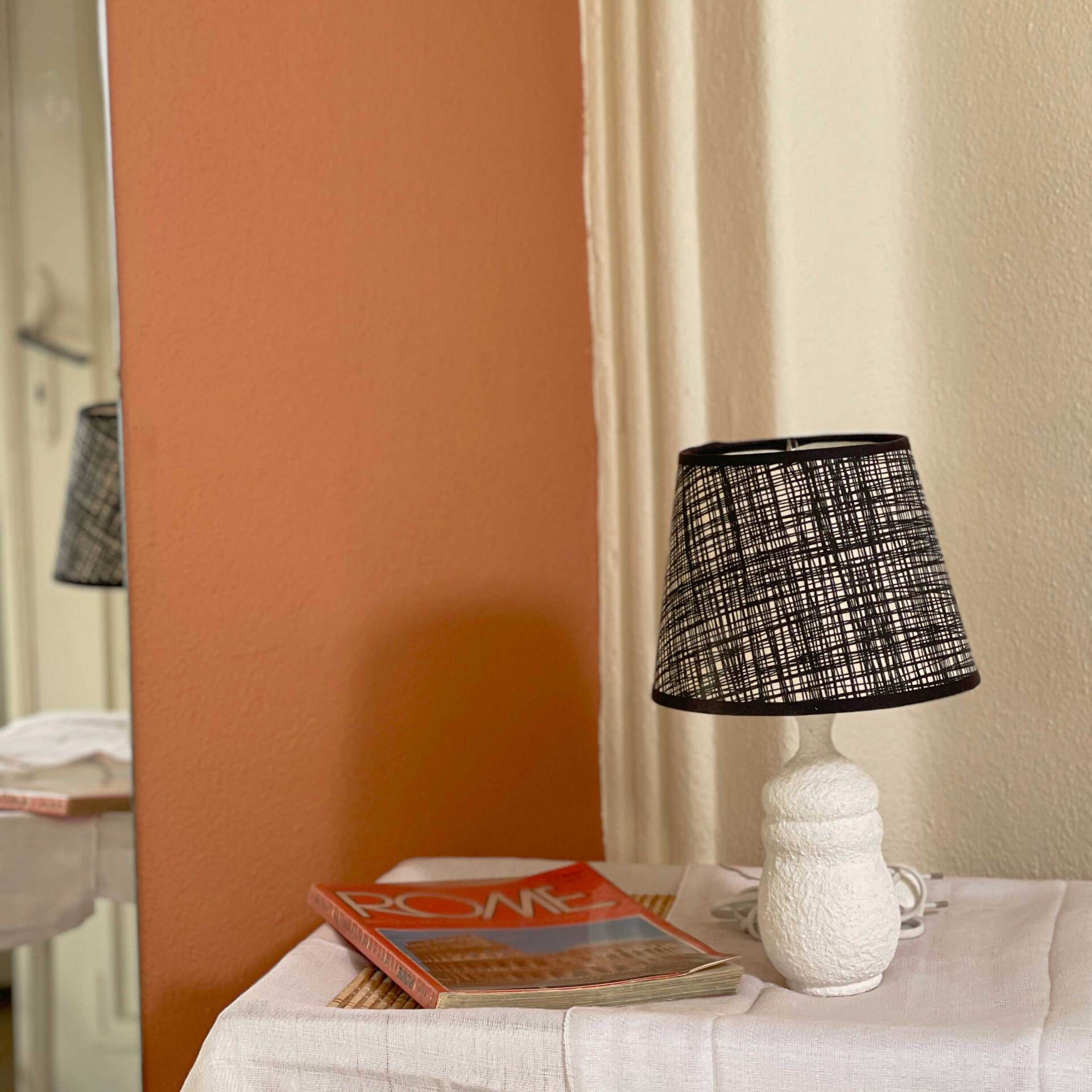  آباژور رومیزی کوچک کرم با کلاهک مشکی | کانسپ استور خانه دلشاد 