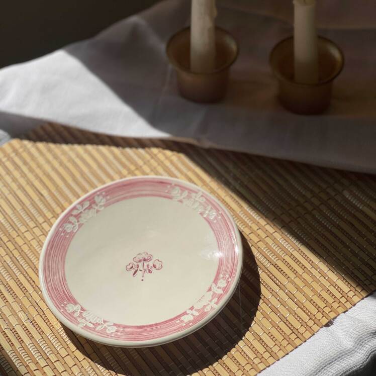 بشقاب سرامیکی 1۵ سانتی دست‌ساز طرح گل صورتی | کانسپت استور خانه دلشاد 