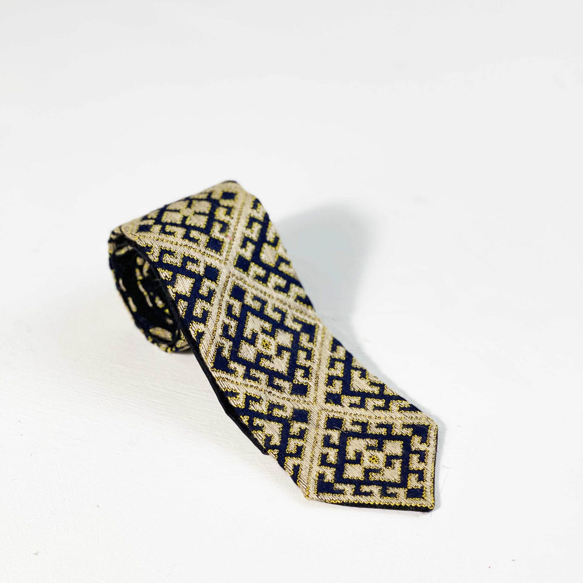  کراوات سوزن‌دوزی بلوچی طلایی | دست‌دوز سنتی | کانسپت استور خانه دلشاد 