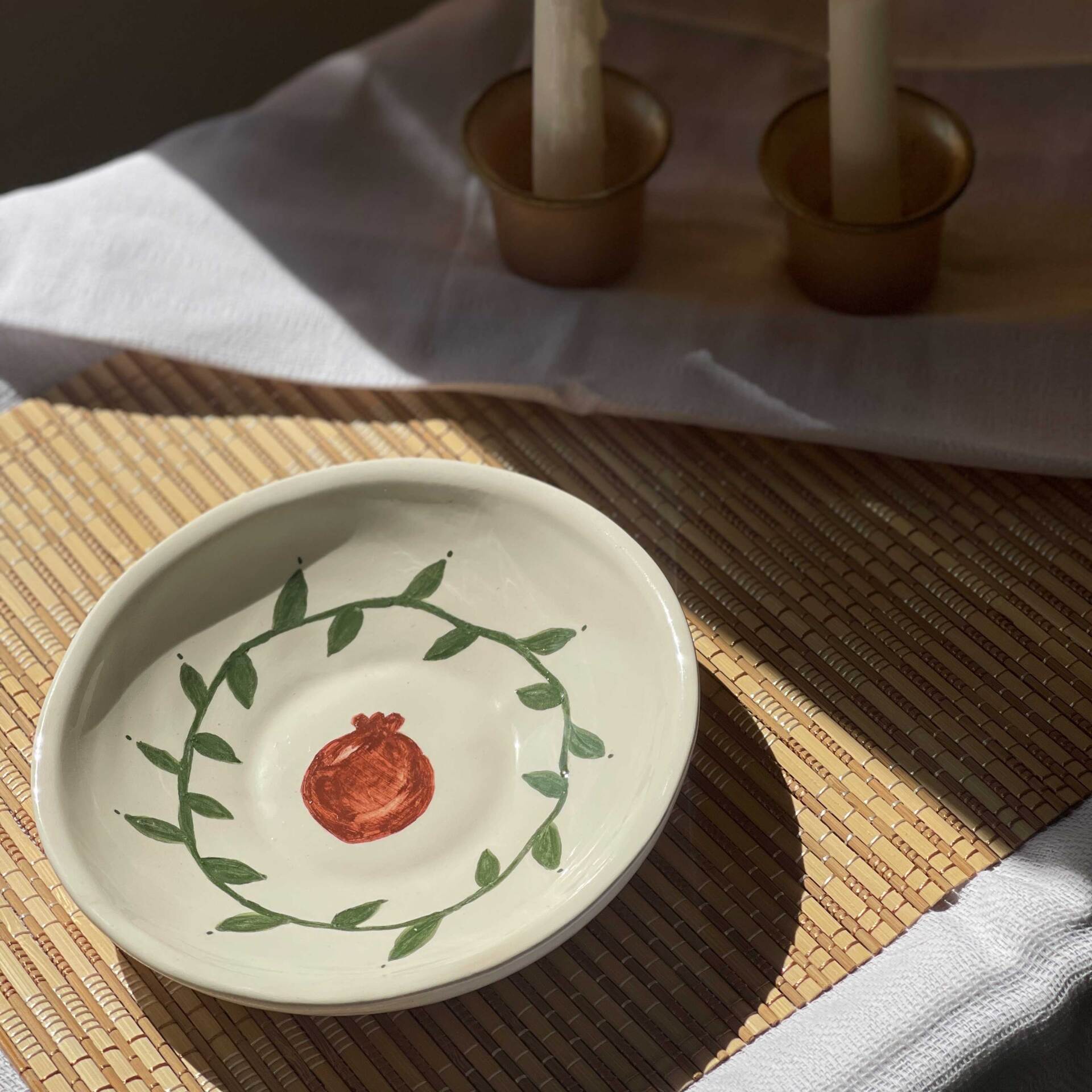 کاسه سرامیکی 16 سانتی دستساز طرح انار با لعاب سفید | کانسپت استور خانه دلشاد