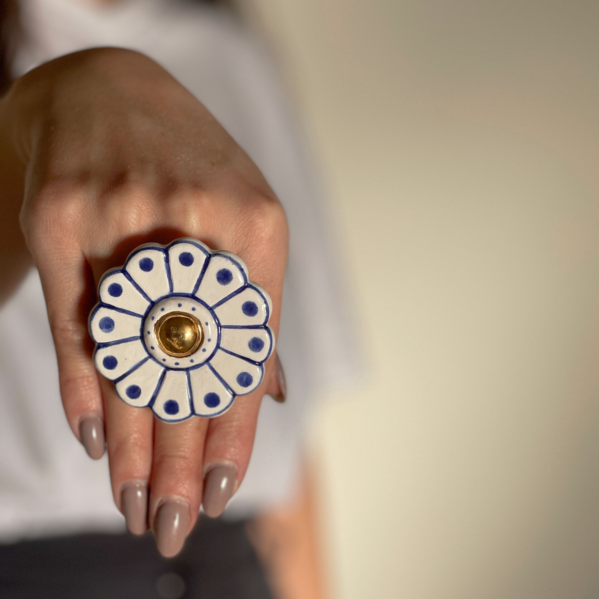 انگشتر طرح لوتوس کامل سفید سورمه ای | کانسپت استور خانه دلشاد