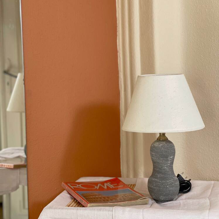 آباژور رومیزی طوسی با کلاهک کرم | کانسپ استور خانه دلشاد 