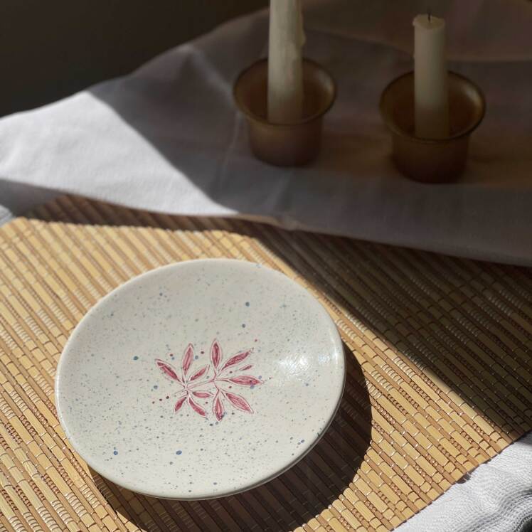 بشقاب سرامیکی 1۵ سانتی دست‌ساز طرح گل (۱) | کانسپت استور خانه دلشاد 