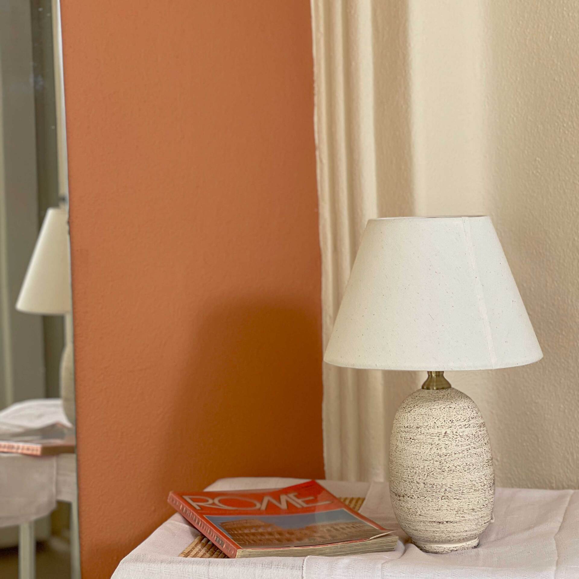  آباژور رومیزی سفالی کرم با بافت طوسی و کلاهک کرم | کانسپت استور خانه دلشاد 