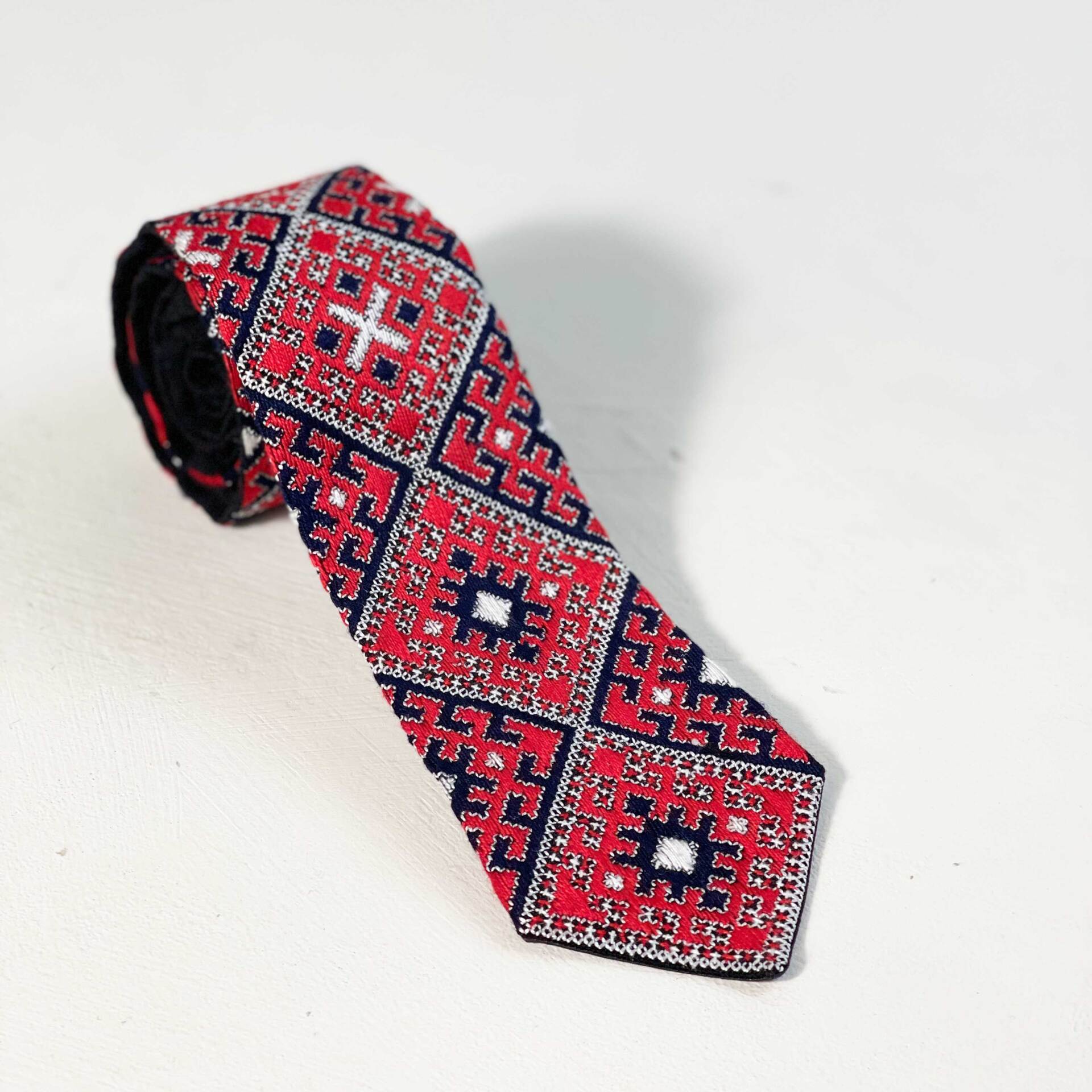  کراوات سوزن‌دوزی بلوچی قرمز | دست‌دوز سنتی | کانسپت استور خانه دلشاد 