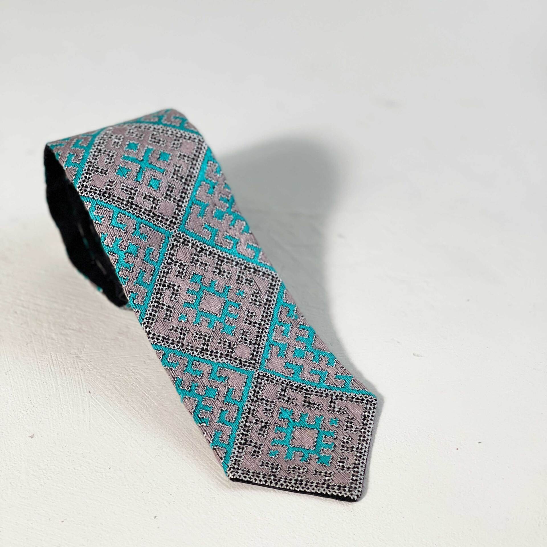  کراوات سوزن‌دوزی بلوچی فیروزه ای | دست‌دوز سنتی | کانسپت استور خانه دلشاد 