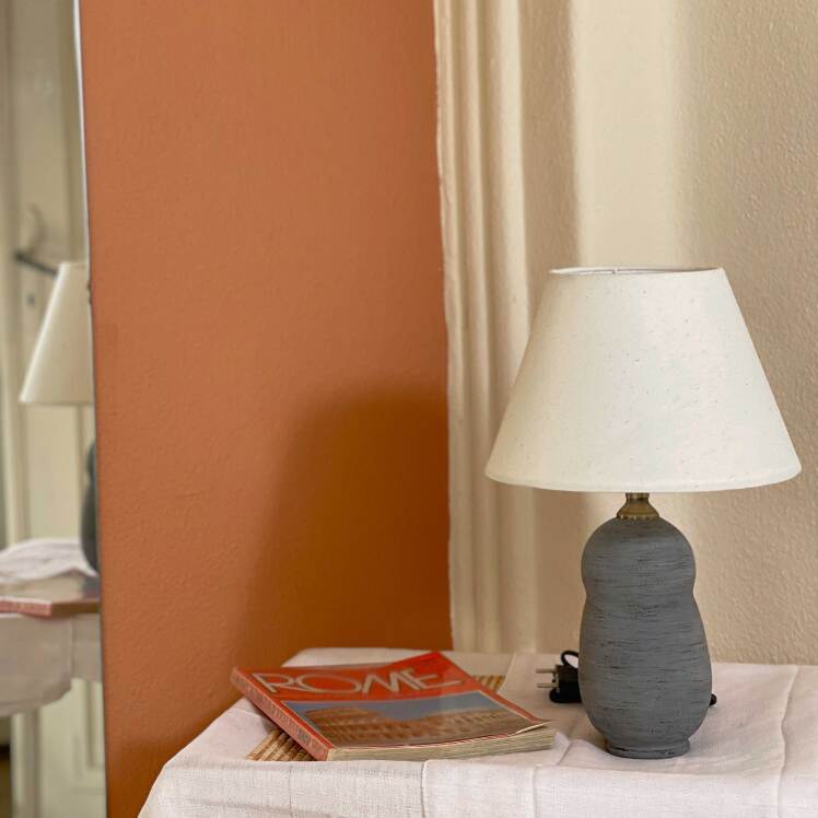 آباژور رومیزی طوسی با کلاهک کرم طرح ۲ | کانسپ استور خانه دلشاد 